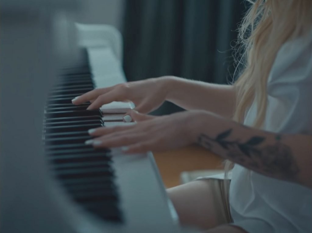 Avril Lavigne Sexy – Tell Me It’s Over (10 Pics + GIF &amp; Video)