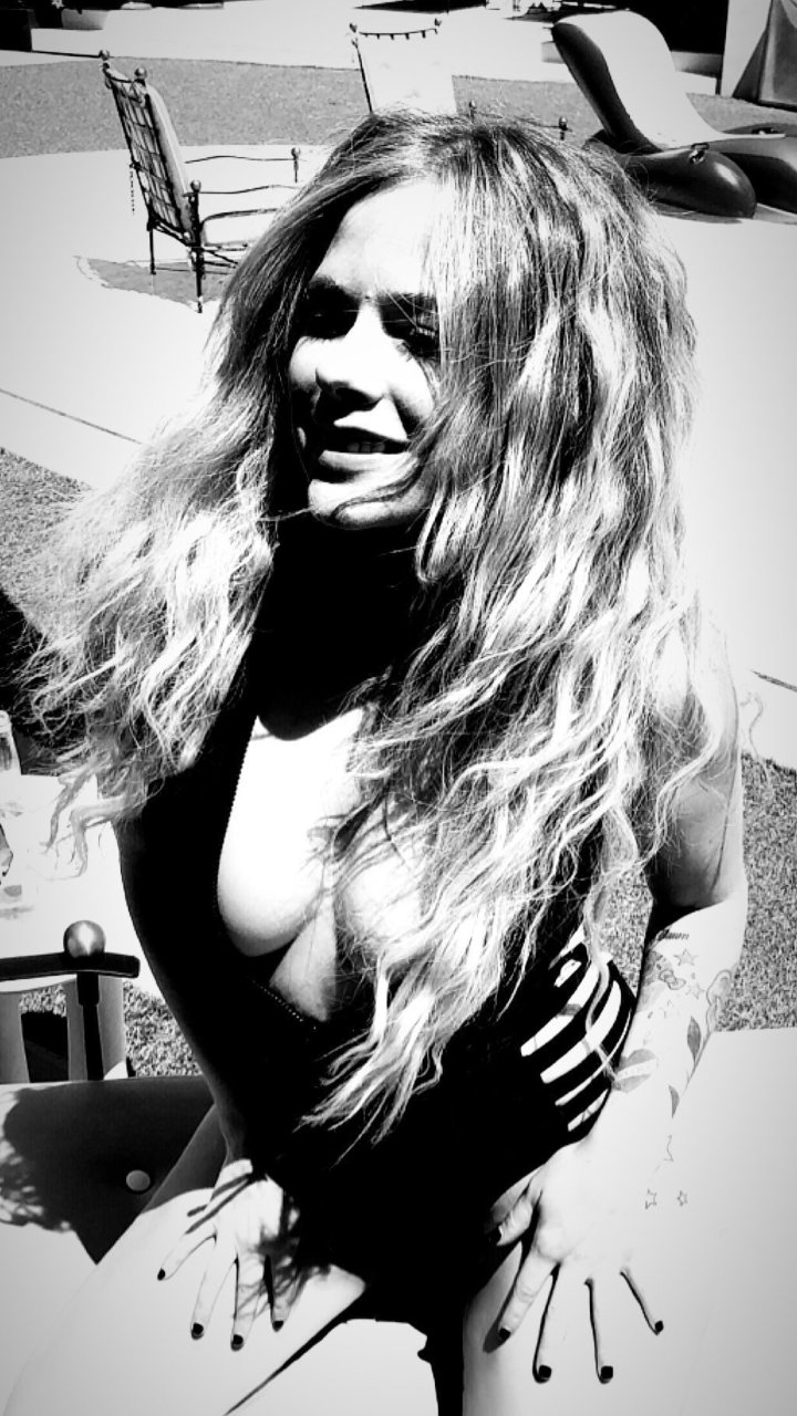Avril Lavigne New Tits &amp; Nip Slip (7 Photos + GIF)