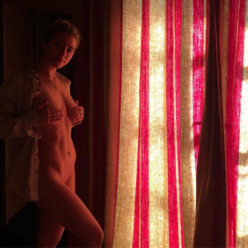 Caylee Cowan Nude &amp; Sexy (17 Photos)