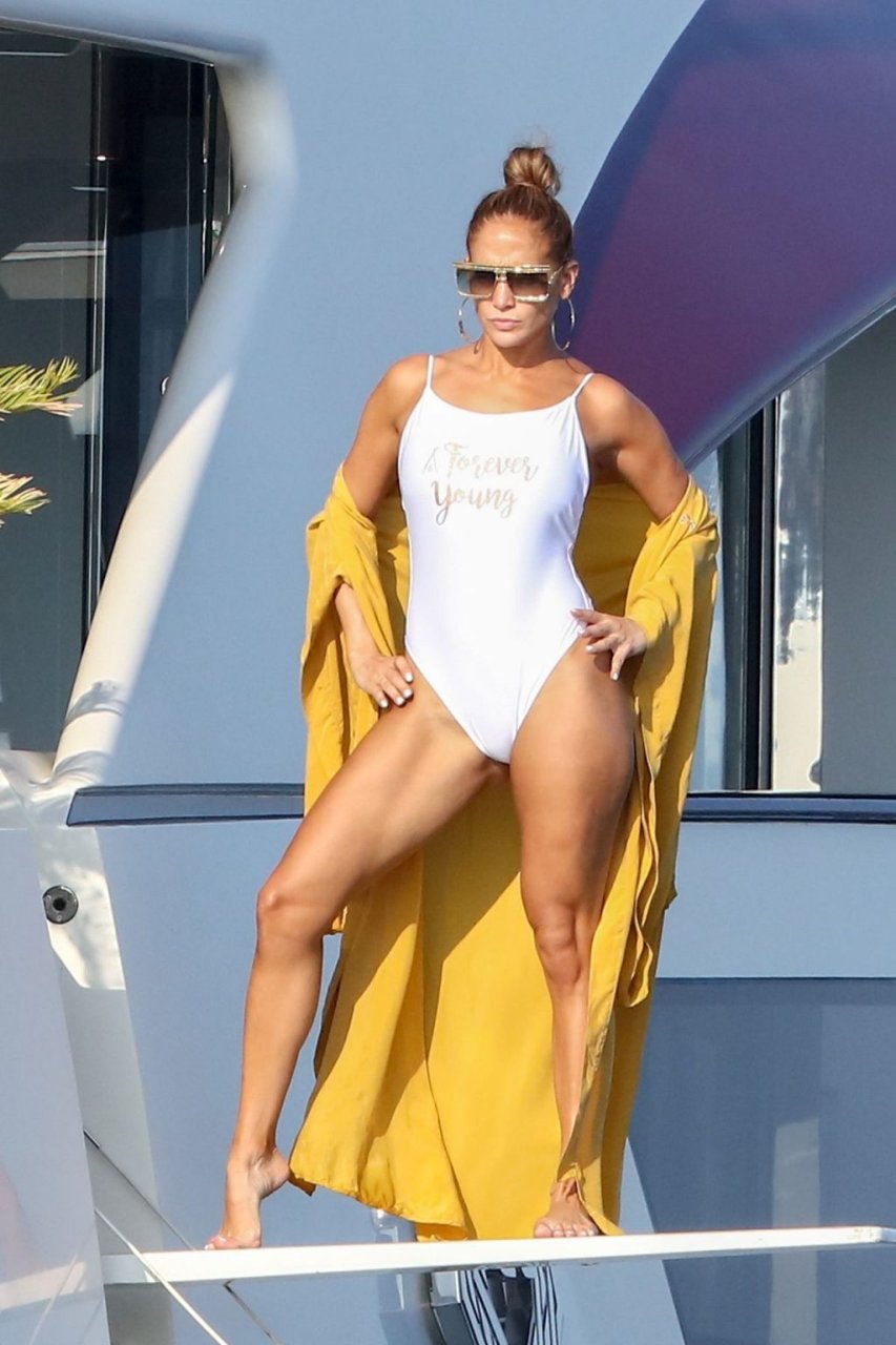Jennifer Lopez Sexy (51 Photos)