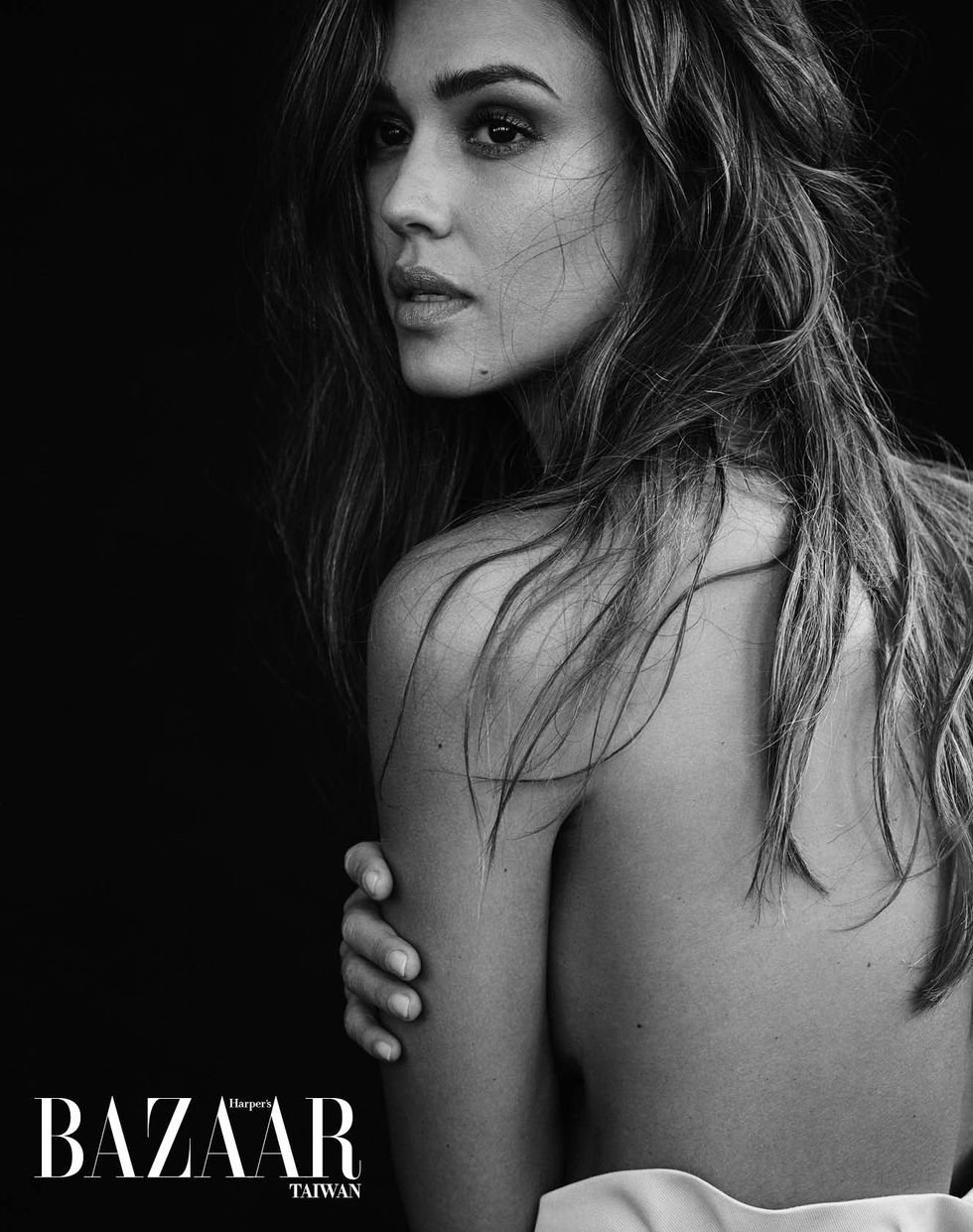 Jessica Alba Sexy &amp; Topless (12 Photos)