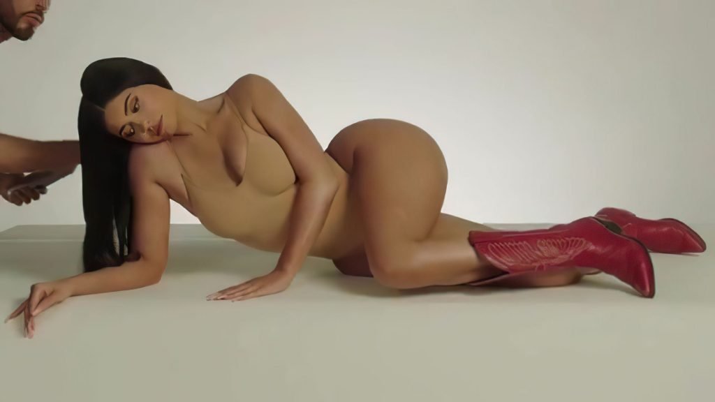 Kylie Jenner Sexy (6 Pics + GIFs &amp; Video)