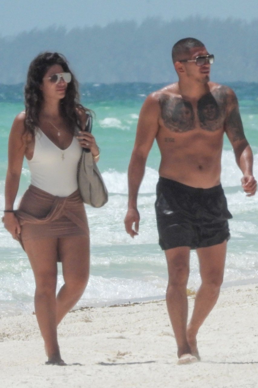 UFC fighter Anthony Pettis and his longtime girlfriend, Lisette Gadzuric lo...