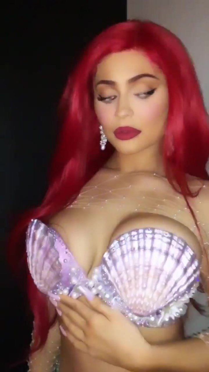Kylie Jenner Sexy (23 Photos + Videos)