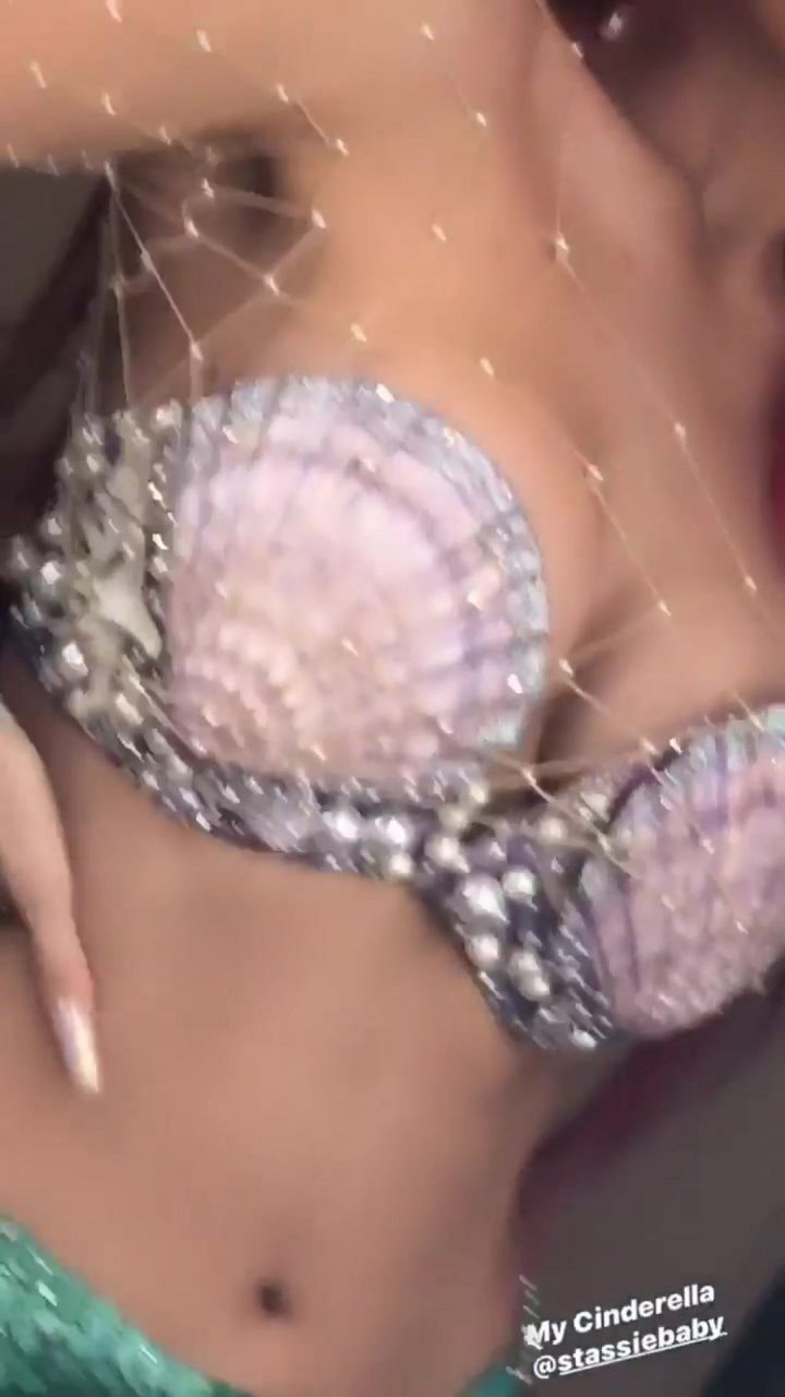 Kylie Jenner Sexy (23 Photos + Videos)