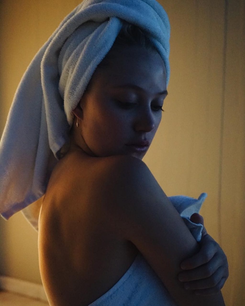 Maika Monroe Nude &amp; Sexy (158 Photos + Video)
