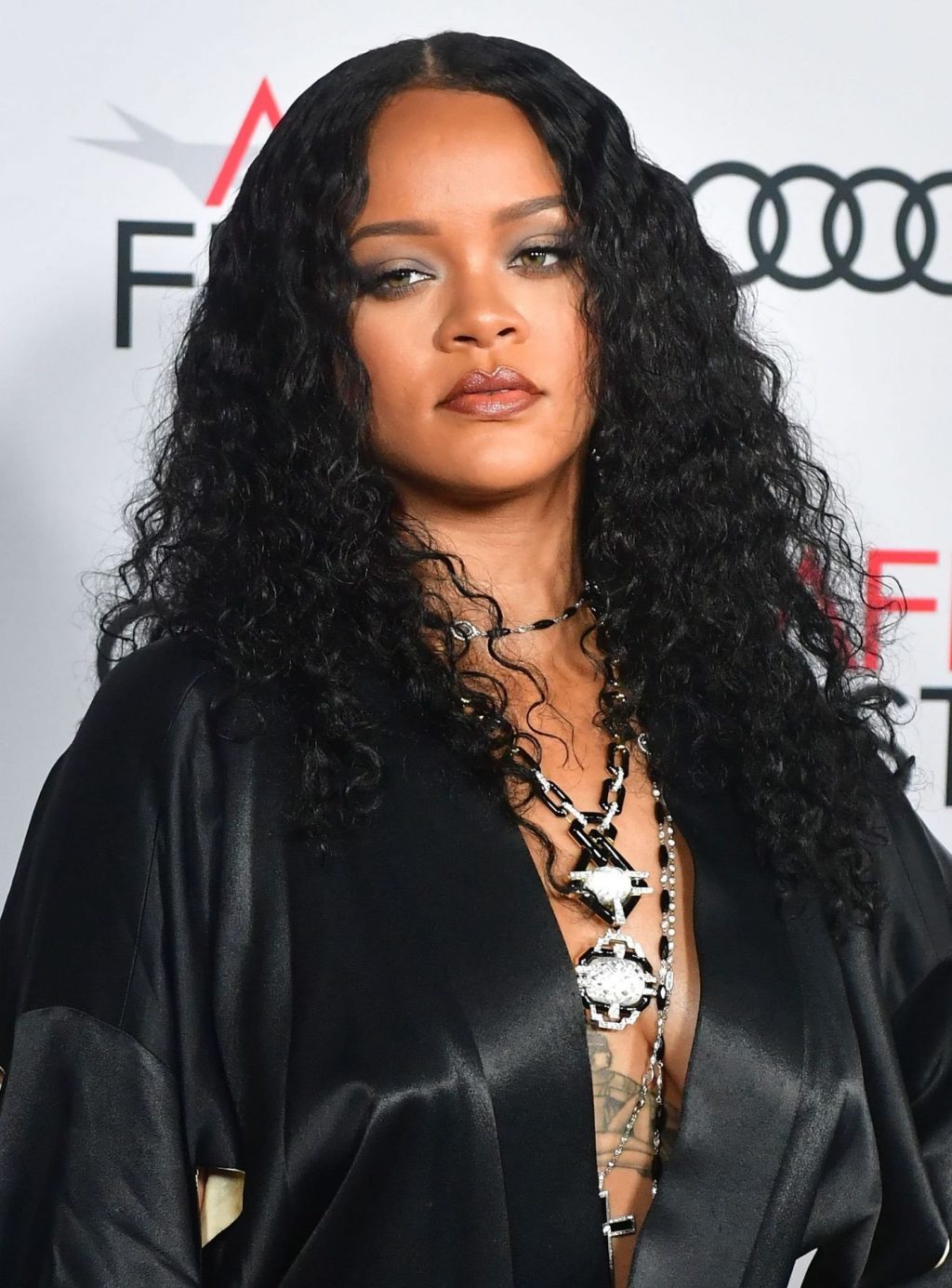 Rihanna Braless (100 Photos)