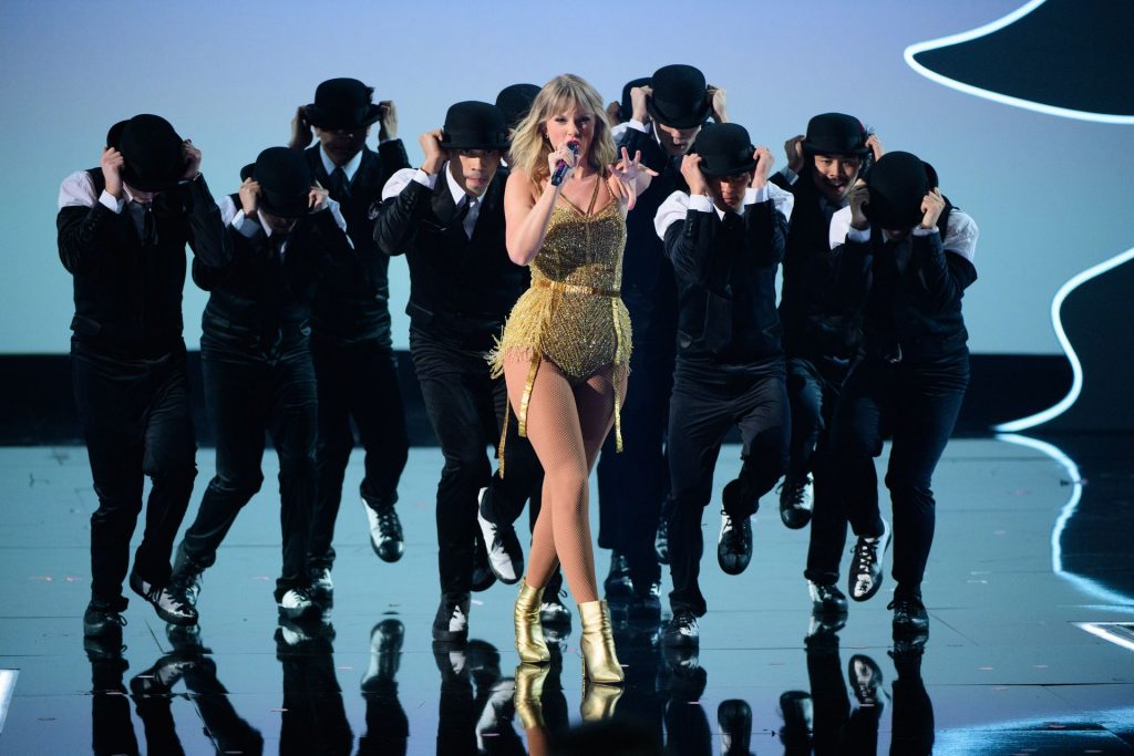 Taylor Swift Sexy (134 Photos)