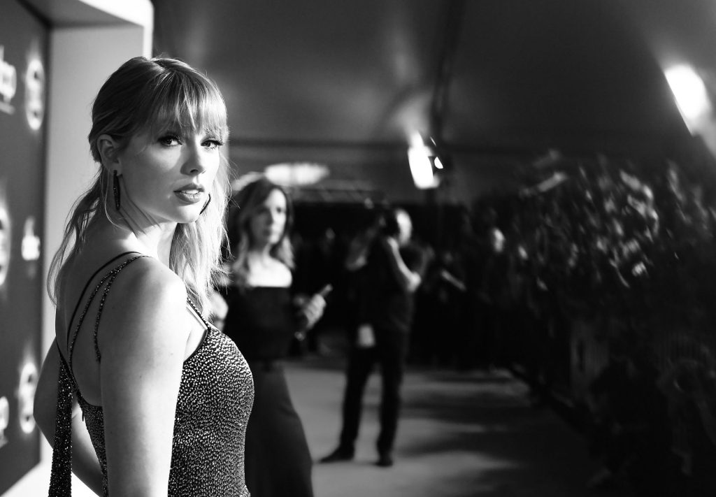 Taylor Swift Sexy (110 Photos)