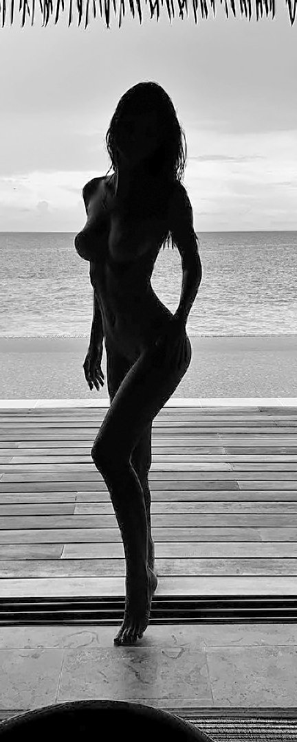 Emily Ratajkowski Nude &amp; Sexy (100 Photos)