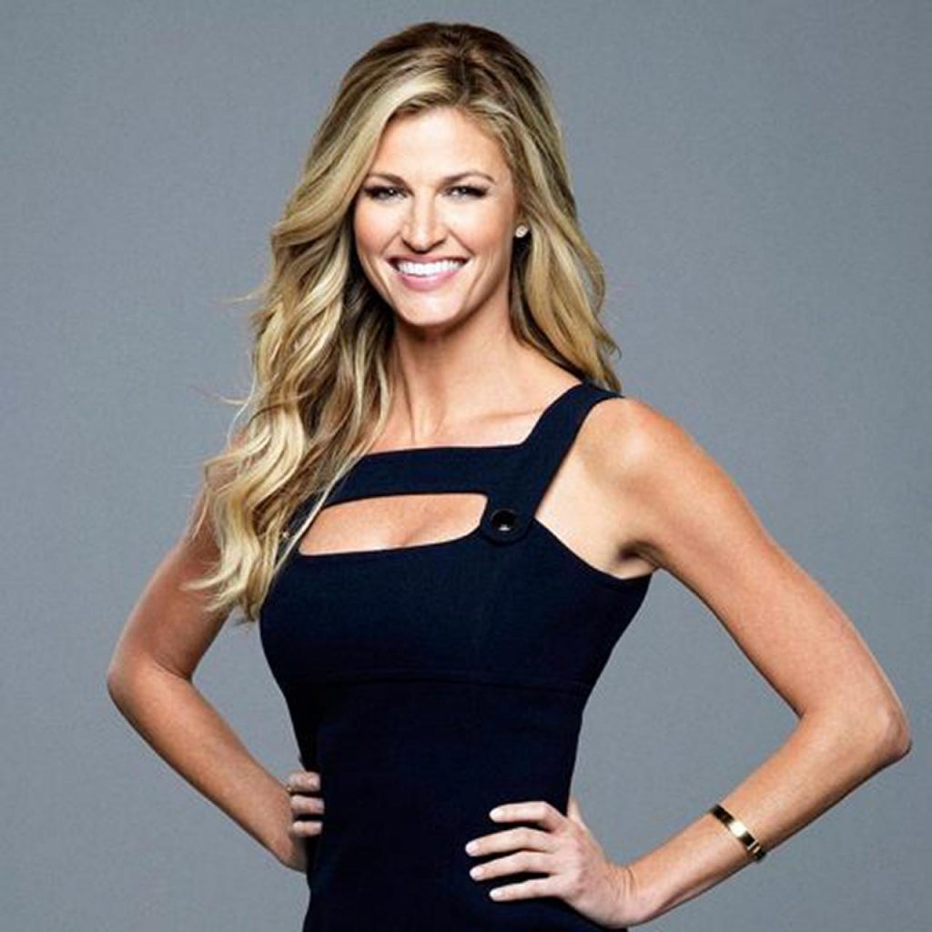 Sexy sports commentator and TV presenter Erin Andrews looks like a goddess ...