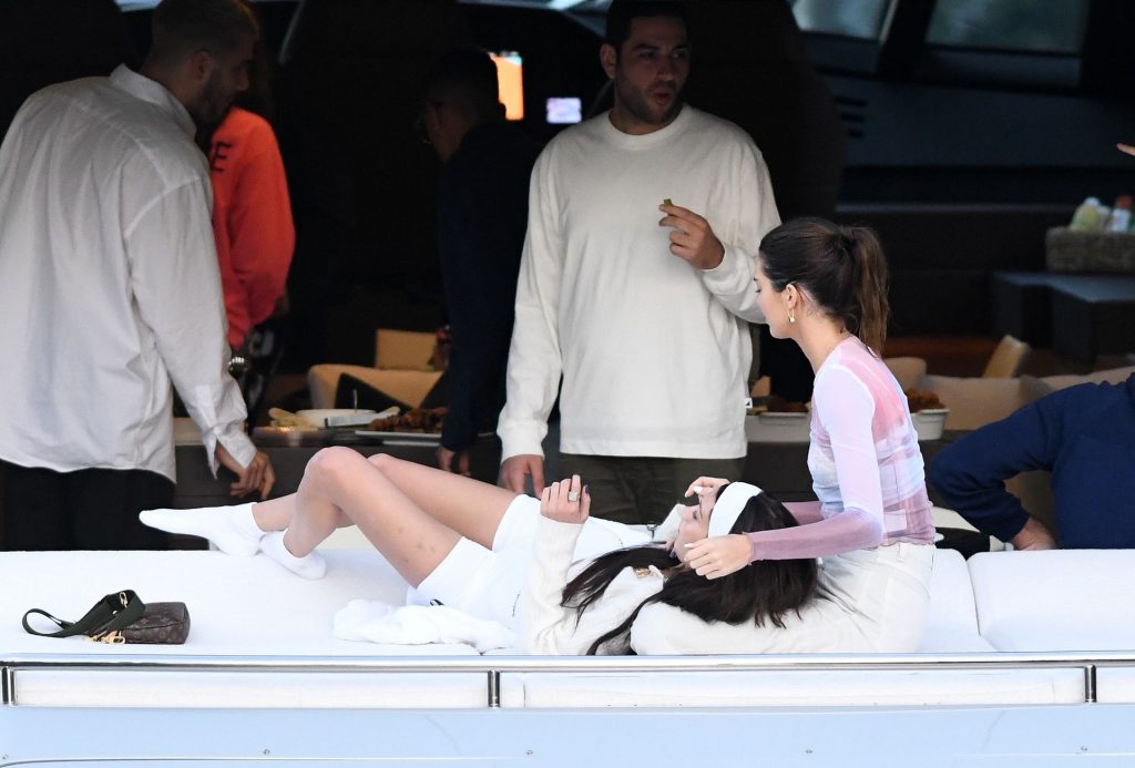 Kendall Jenner, Bella Hadid, Kourtney Kardashian Sexy (65 Photos)