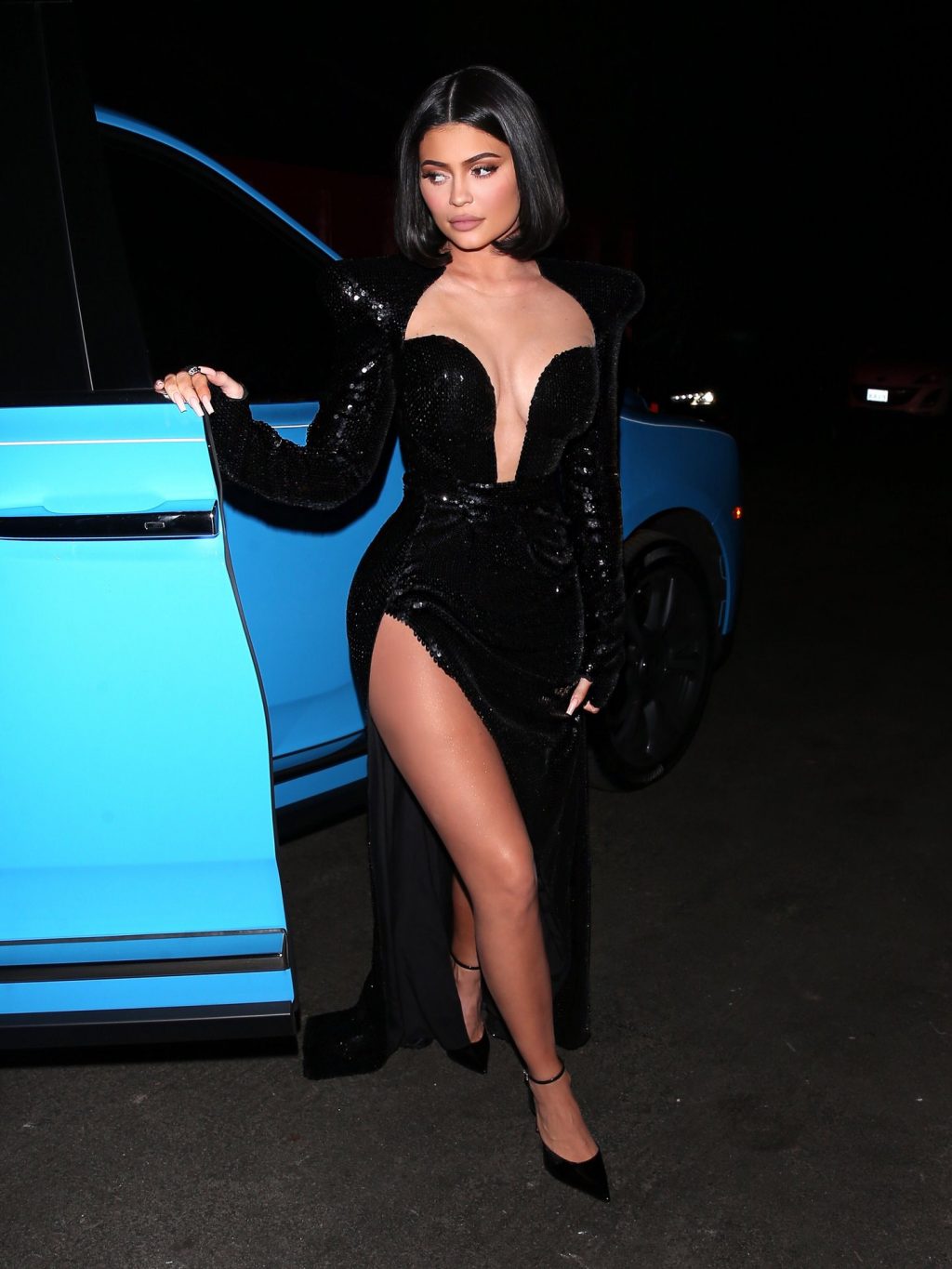 Kylie Jenner Sexy (14 Photos + Video)