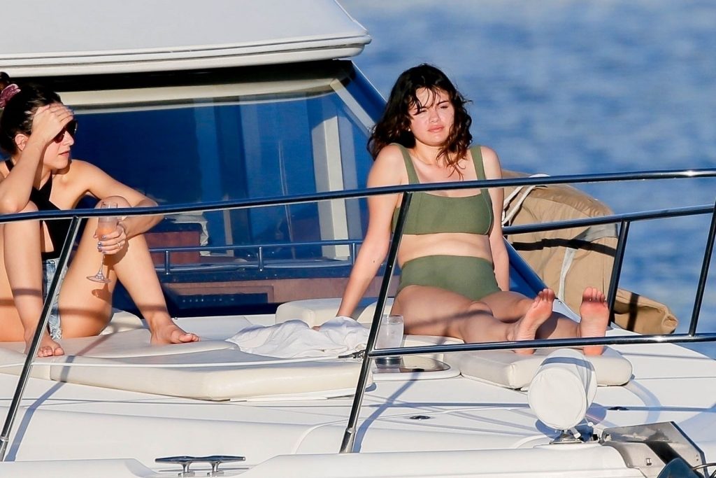 Selena Gomez Sexy (34 Photos)