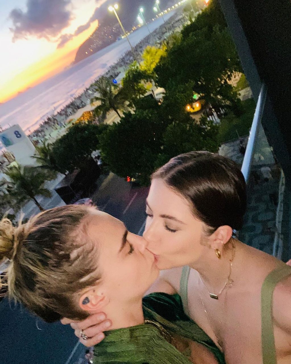 Ashley Benson &amp; Cara Delevingne Lesbian Kiss (2 Photos)