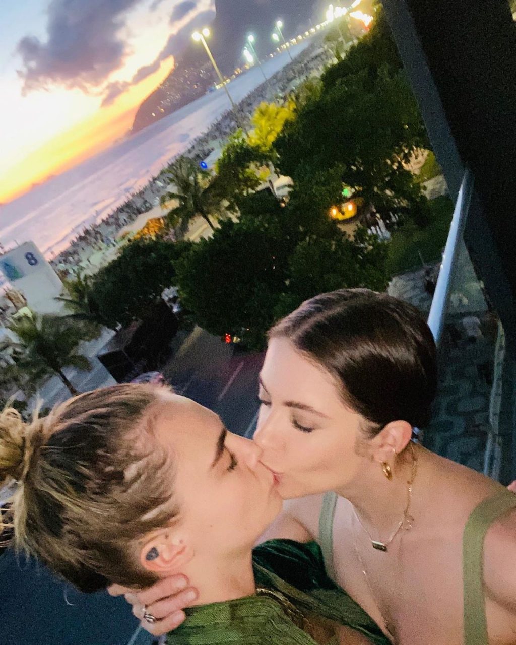 Ashley Benson &amp; Cara Delevingne Lesbian Kiss (2 Photos)