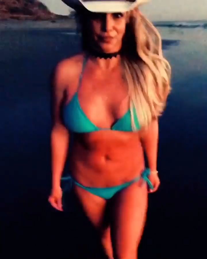Britney Spears Flaunts Her Sexy Bikini Body on the Beach (6 Pics + Video)