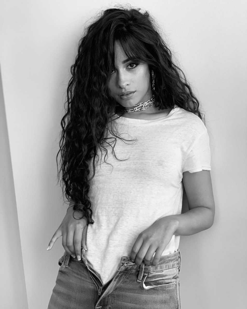 Camila Cabello’s Tits in a White T-Shirt (4 Photos)