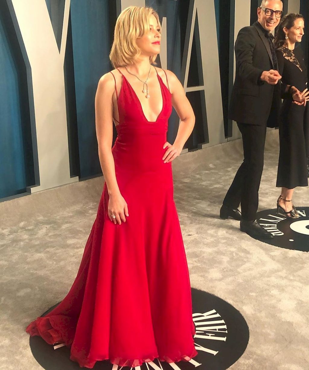 Elizabeth Banks Looks Sexy in a Red Dress at the 2020 Vanity Fair Oscar Party (12 Photos)