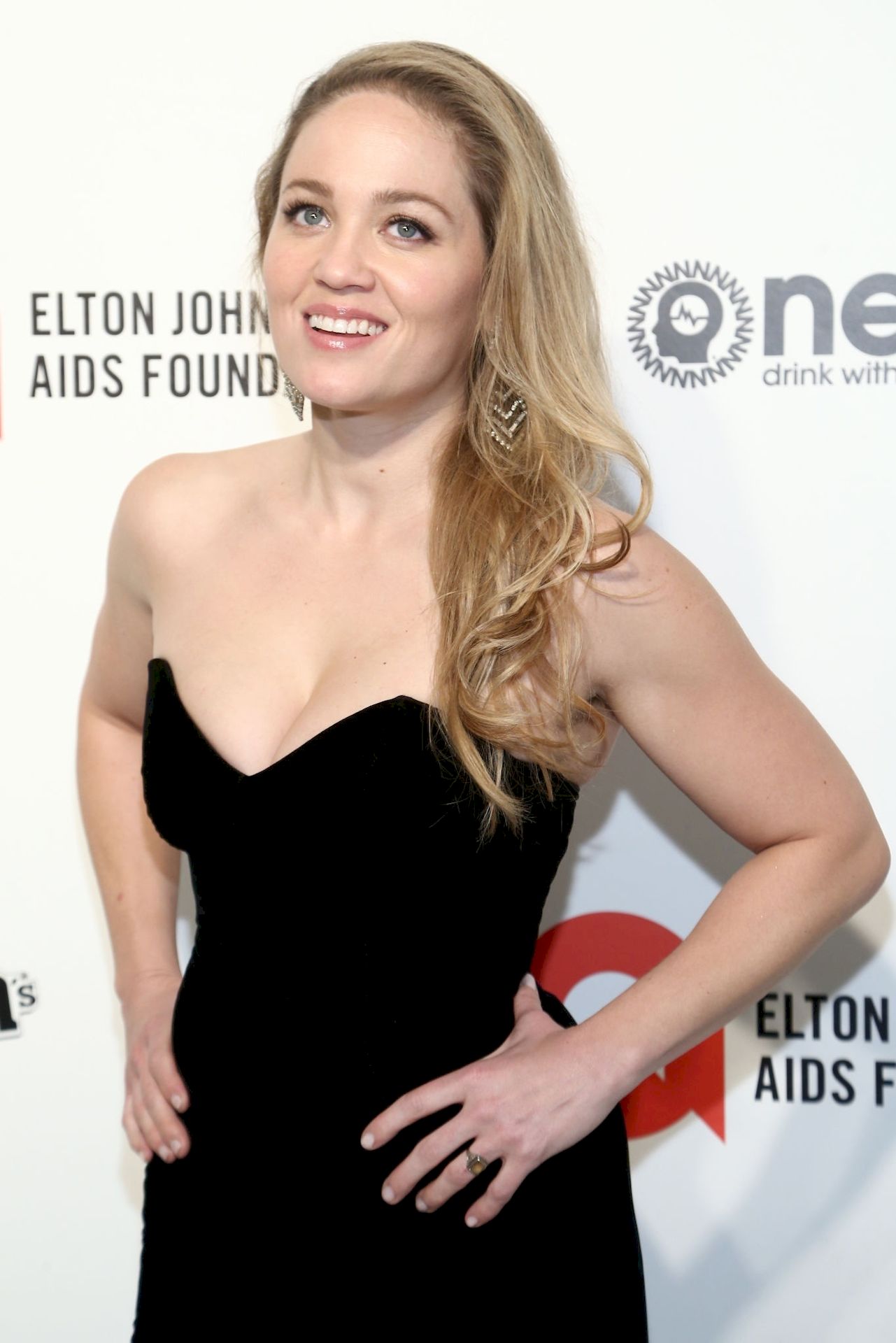 Erika Christensen Displays Her Cleavage At The Elton John 28th Annual Academy Awards Viewing