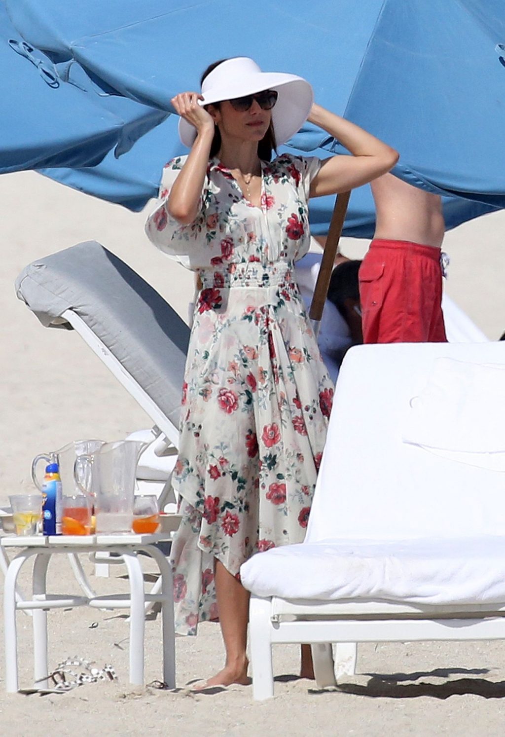 Eros Ramazzotti Relaxes with Valentina Bilbao on the Beach in Miami (57 Photos)