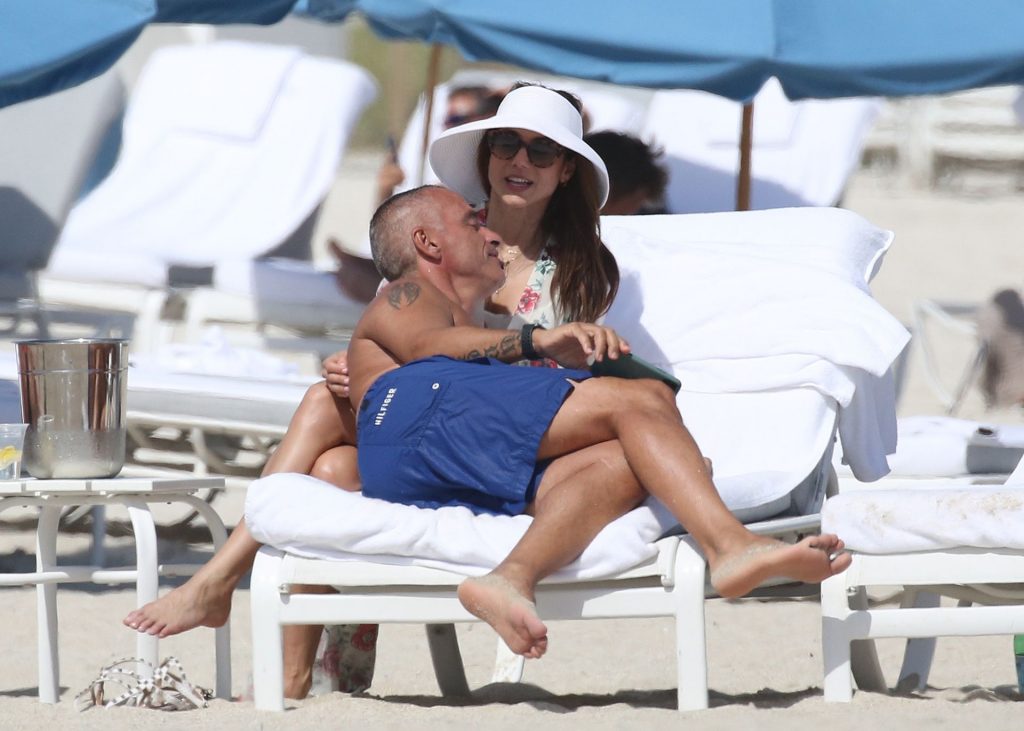 Eros Ramazzotti Relaxes with Valentina Bilbao on the Beach in Miami (57 Photos)
