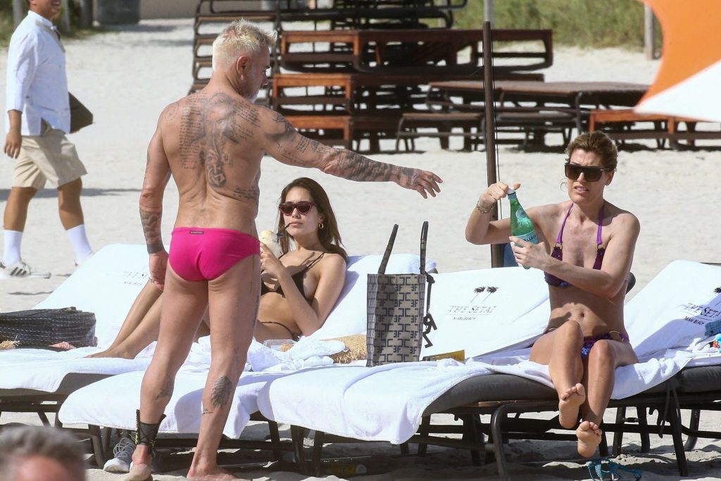 Gianluca Vacchi &amp; Sharon Fonseca Enjoy a Romantic Day at the Beach in Miami (32 Photos)