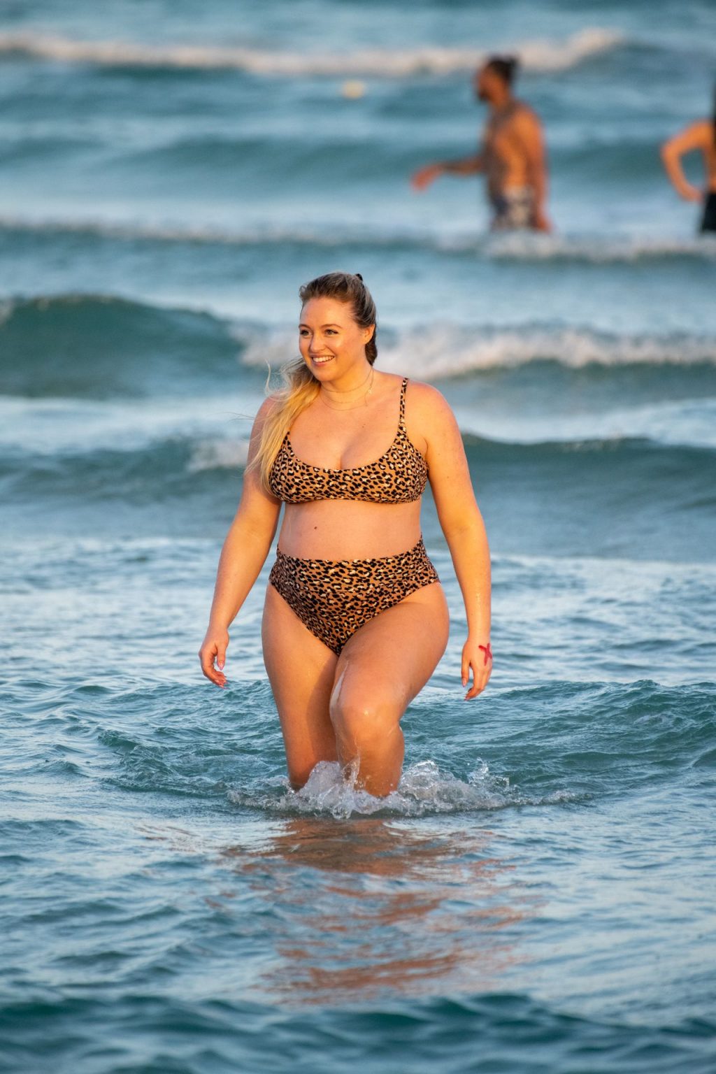 Heavily Pregnant Model Iskra Lawrence Takes A Sunset Dip In Miami Beach (44 Photos)