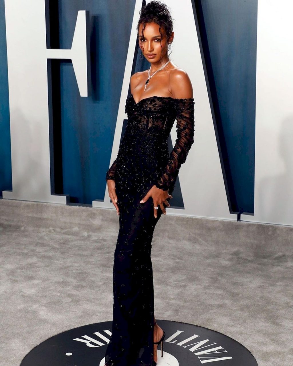 Jasmine Tookes Wows With Her Cleavage at the Vanity Fair Oscar Party (26 Photos + GIF &amp; Video)