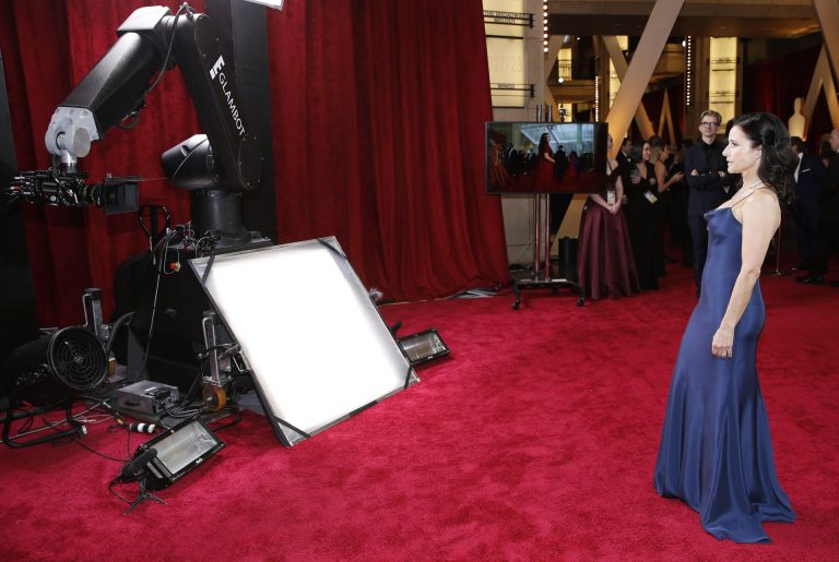 Julia Louis Dreyfus Flaunts Her Milf Body At The 2020 Academy Awards 