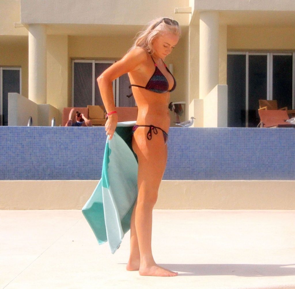Katie McGlynn Shows Off Her Sexy Beach Body Physique in Mexico (8 Photos)