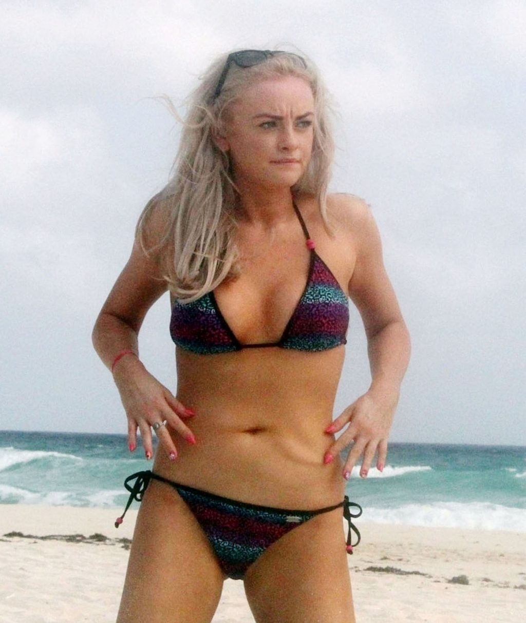 Katie McGlynn Shows Off Her Sexy Beach Body Physique in Mexico (8 Photos)