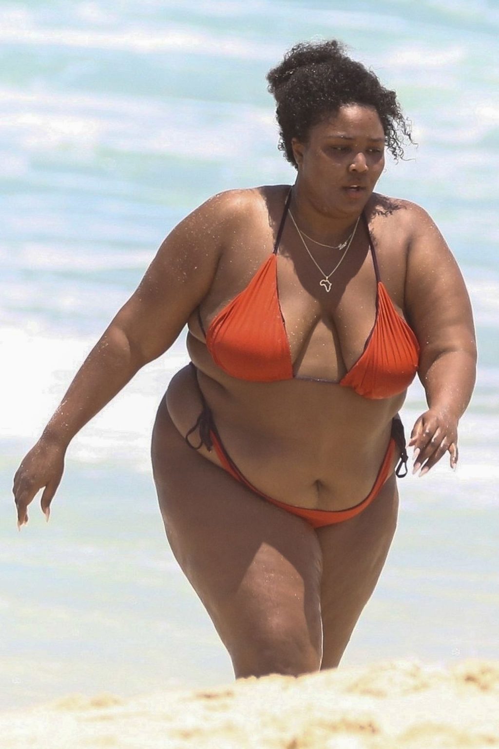 Feelin’ Good As Hell! Singer Lizzo and Her Girls Take Over the Beach in Rio (56 Photos)