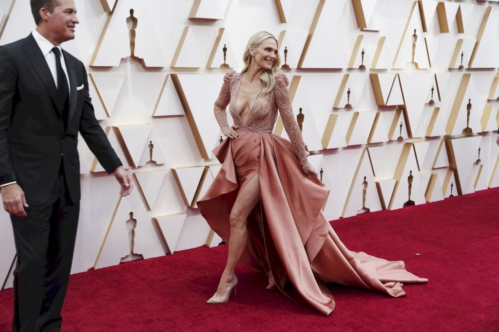 Molly Sims Stuns During Oscars 2020 Arrivals (18 Photos)