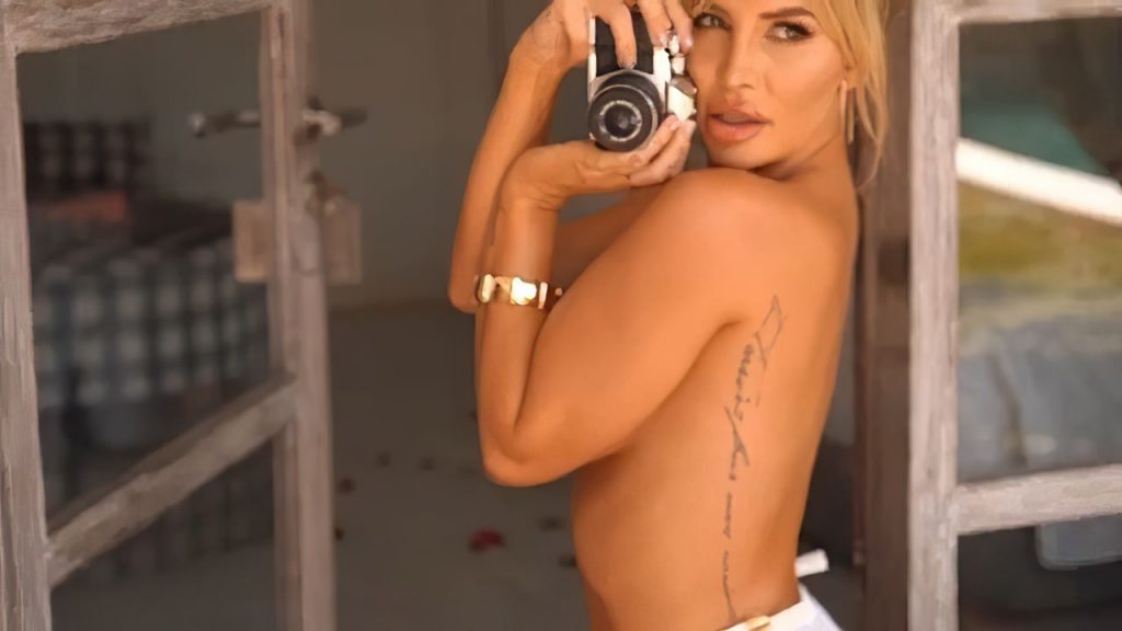 Rosanna Arkle Sexy &amp; Topless (22 Photos + Video)