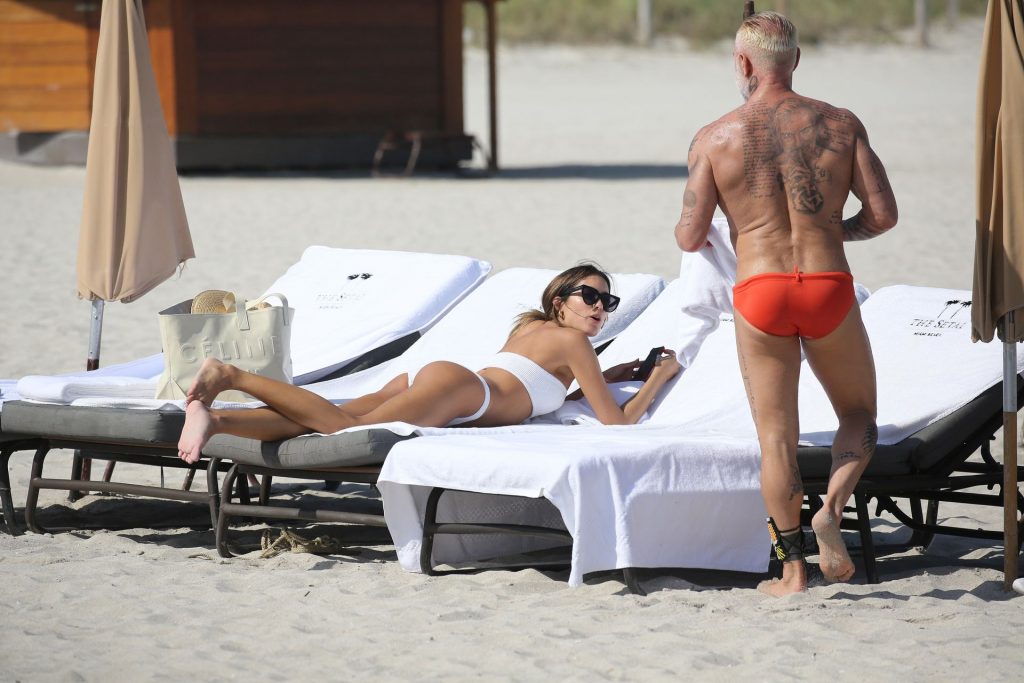 Sharon Fonseca Flaunts Her Sexy Bikini Body on the Beach (6 Photos)