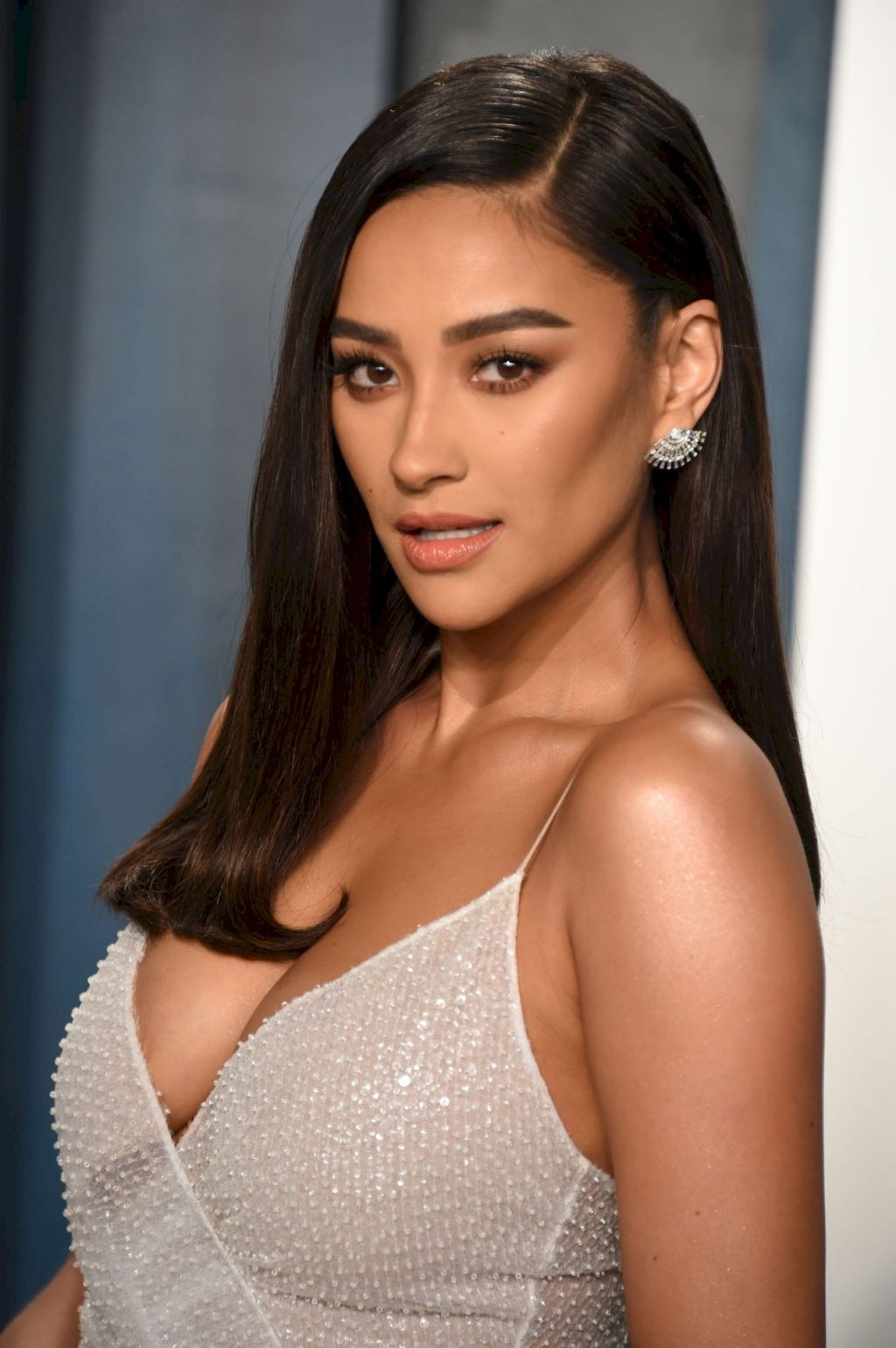 Shay Mitchell Shows Her Cleavage &amp; Sexy Legs at the 2020 Vanity Fair Oscar Party (42 Photos + Video)