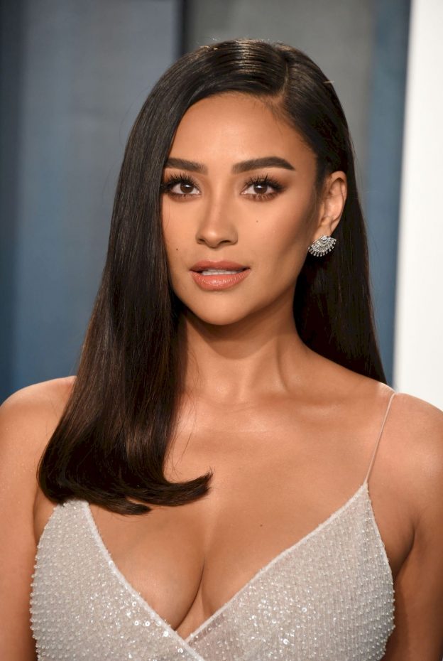 Shay Mitchell Shows Her Cleavage And Sexy Legs At The 2020 Vanity Fair Oscar Party 42 Photos