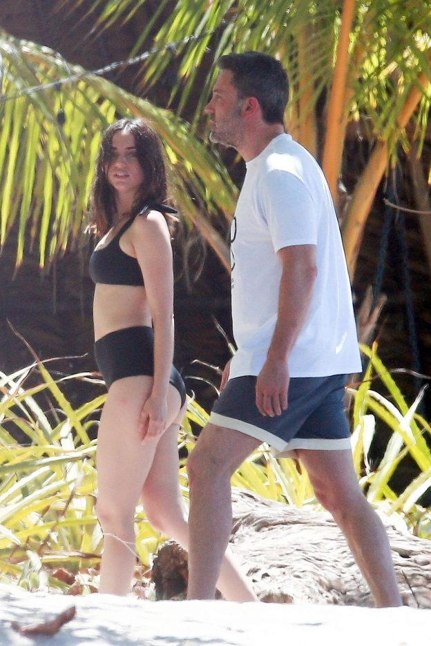 Ana De Armas And Ben Affleck Enjoy A Sunny Vacation In Costa Rica 8 Photos Thefappening 
