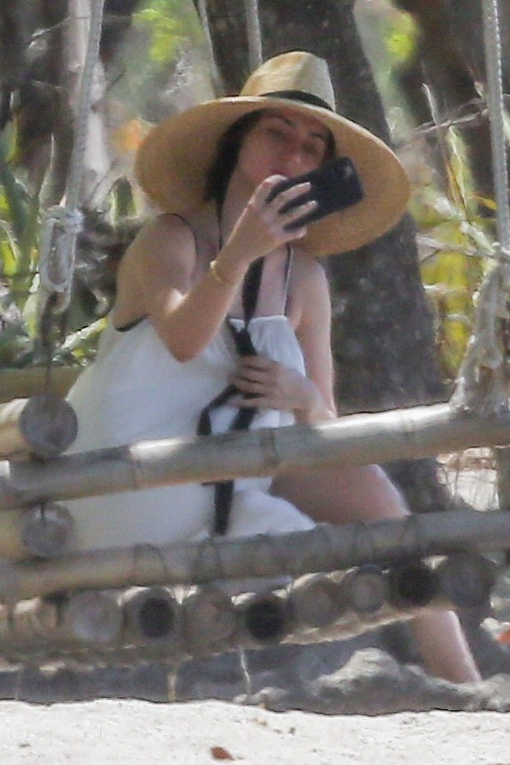 Ana de Armas Is Taking Selfies at the Beach (22 Photos)