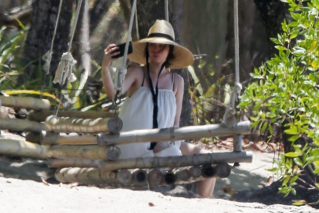 Ana de Armas Is Taking Selfies at the Beach (22 Photos)