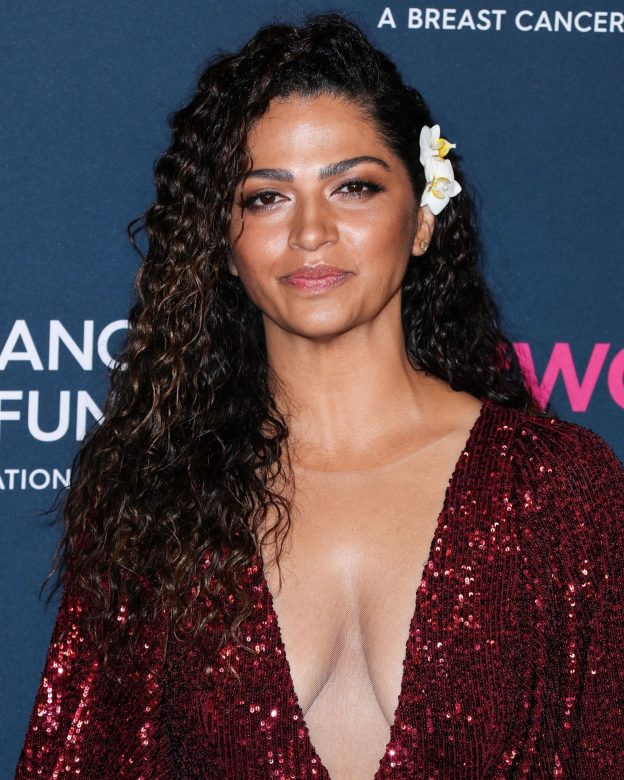 Camila Alves Mcconaughey Shows Off Her Cleavage At The Event In Beverly