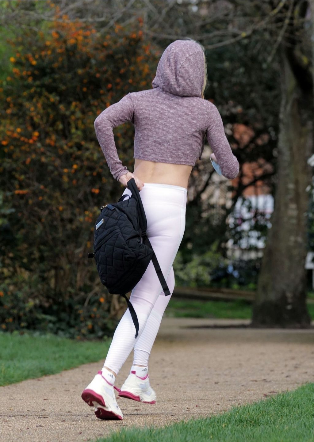 Caprice Takes a Serene Approach by Practicing the Art of Yoga in a London park (10 Photos)