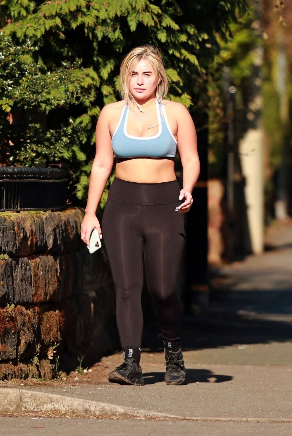 Ellie Brown Stays in Shape with Her Allowed Once a Day of Exercise (23 Photos)