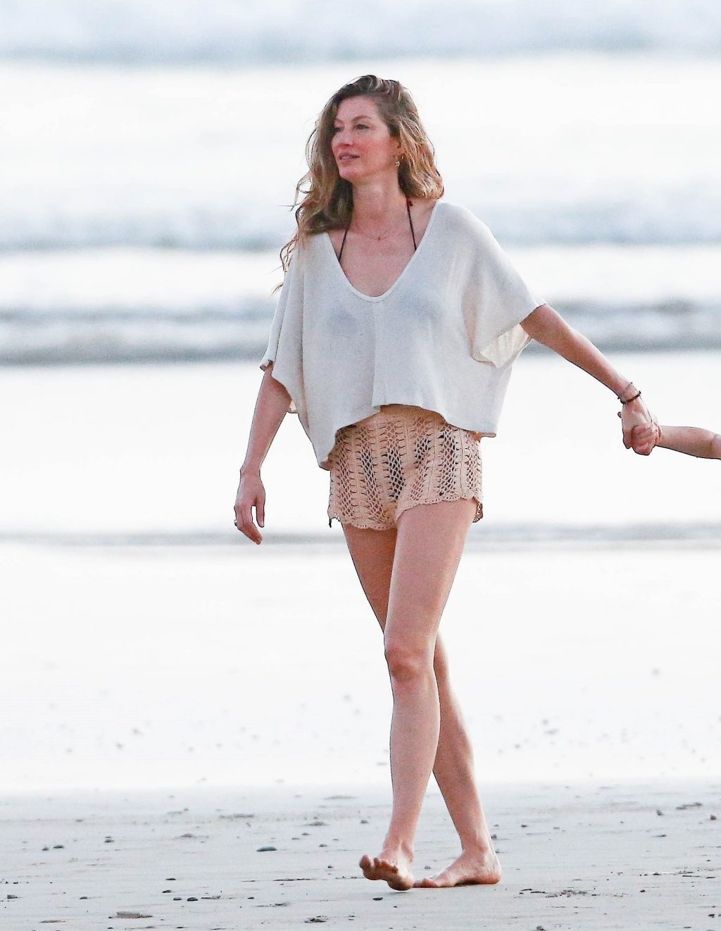 Gisele Bündchen Enjoys a Sunset Stroll with Her Daughter Vivian Lake Brady and a Friend in Costa Rica (24 Photos)