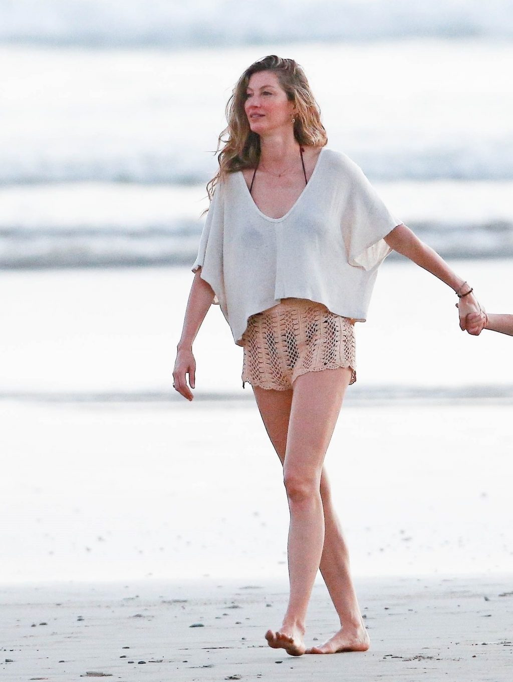 Gisele Bündchen Enjoys a Sunset Stroll with Her Daughter Vivian Lake Brady and a Friend in Costa Rica (24 Photos)