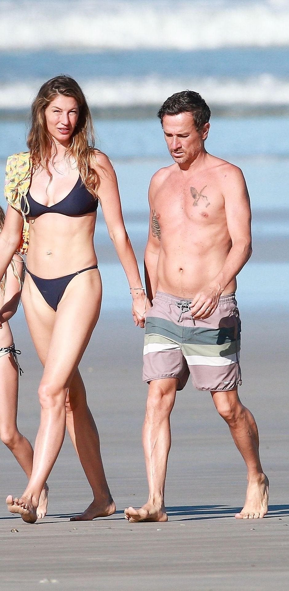 Sexy Gisele Bündchen Takes A Morning Walk On The Beach In Costa Rica 11 Photos Thefappening