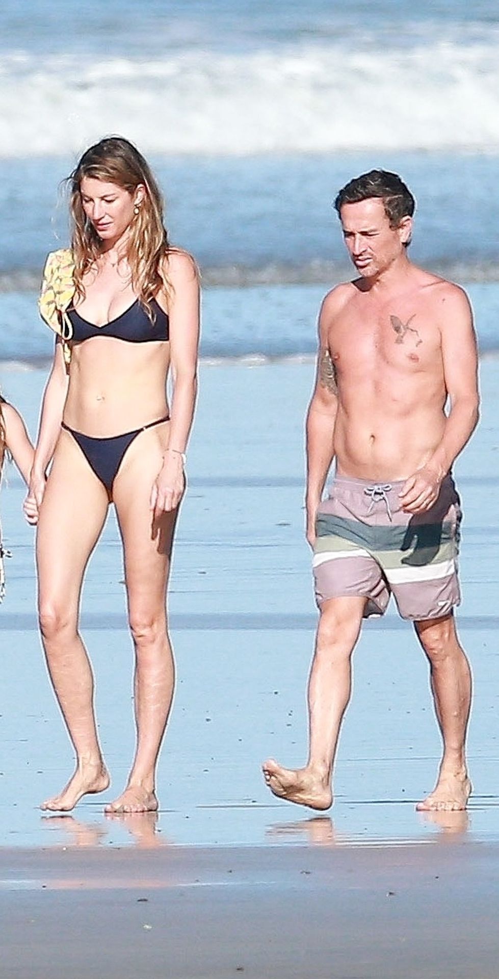 Sexy Gisele Bündchen Takes A Morning Walk On The Beach In Costa Rica 11 Photos Thefappening