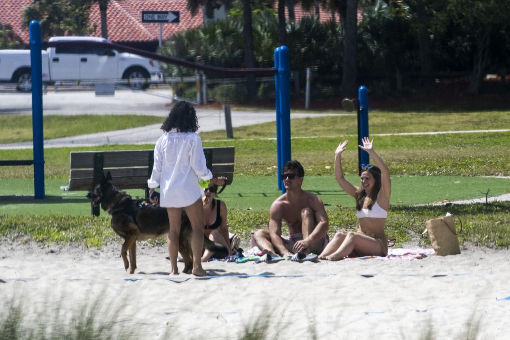 Hannah Brown &amp; Tyler Cameron Enjoy Beach Volleyball Session With Pals (40 Photos)