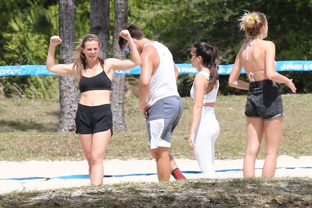 Tyler Cameron &amp; Hannah Brown Are Doing Some Workout With a Group of People (39 Photos)